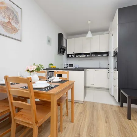 Modern With Parking Next To The Airport In By Renters Διαμέρισμα *