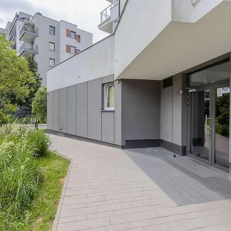 Modern With Parking Next To The Airport In By Renters
