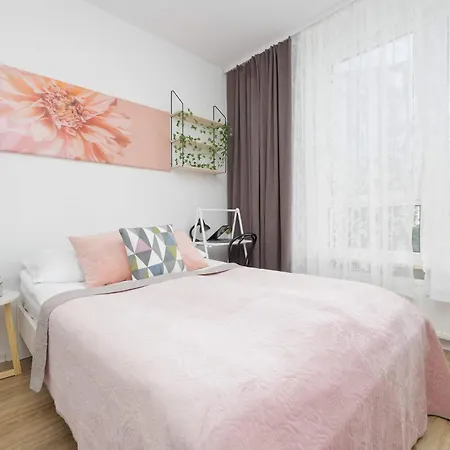 Modern With Parking Next To The Airport In By Renters Appartement