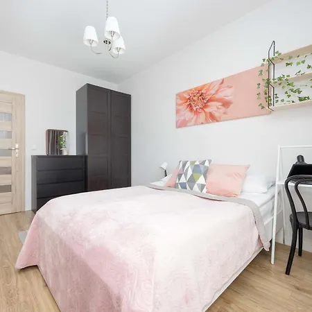 Modern With Parking Next To The Airport In By Renters Warschau