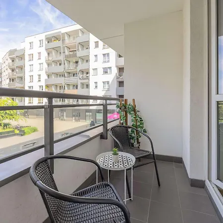 Modern With Parking Next To The Airport In By Renters