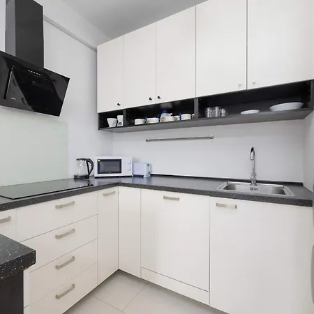 Modern With Parking Next To The Airport In By Renters *