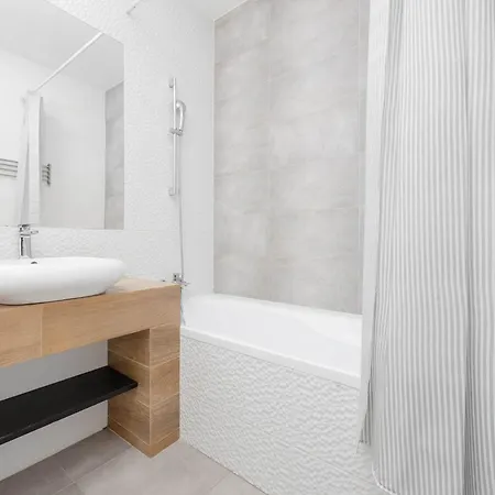 Modern With Parking Next To The Airport In By Renters * Warschau